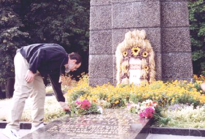 Bringing flowers to the memorial to Shevchenko